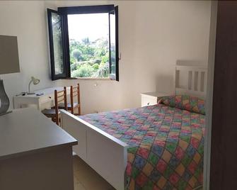 Nero Basalto Azzurro Mare - Aci Castello - Schlafzimmer