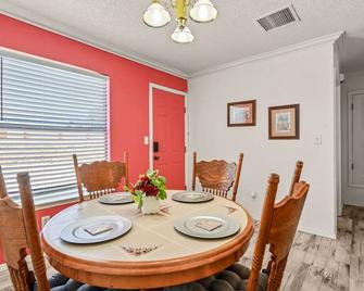 Experience Home away from Home: located two minutes from major shopping. - Homestead Meadows South - Dining room