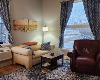 Spacious 2br Apt Downtown, 2 Blocks From - Topeka - Sala de estar