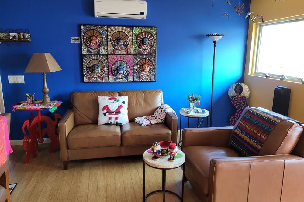 Apartment above a double garage, about 7 years old. - לוס אנג'לס - סלון