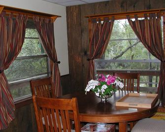 Just What You Are Looking For, Get Away From It All And Bring The Pets Too. - Ridge Manor - Dining room