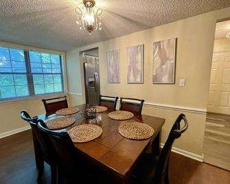 Cozy Coachlight Village Getaway- Entire townhome w/private parking and yard. - Brooksville - Eetruimte