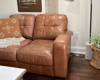 Serene & Cozy Bungalow with 1 bedroom and WiFi, AC in peaceful Kernersville - Kernersville - Obývací pokoj