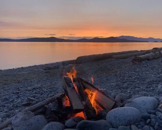 Beachfront Chalet - Halfmoon Bay
