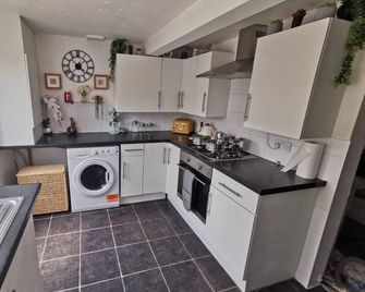 Stunning 2-Bed House in Macclesfield Cheshire - Macclesfield - Küche