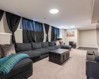 Luxurious 3-Bedrooms with Office & Media Room - Cochrane - Sala de estar