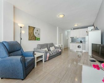 Near everything, towncentre: 6 minutes, beach :9 minutes, mountaintop 4 minutes - Arona - Salon