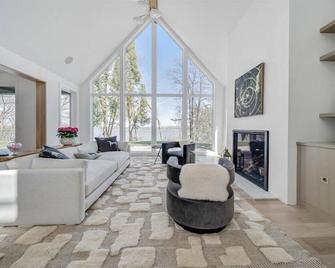Welcome to LakeHus - Luxury Urban Lake Home on coveted Lake Minnewashta - Excelsior - Huiskamer