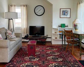The Annex at Bullfrog Hall. Country Charm in the ️ of the Historic District. - Saint Johnsbury - Living room