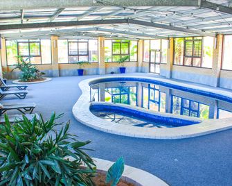 Boomerang Hotel - Lavington - Piscina