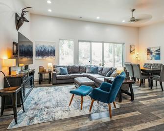 Luxury Riverfront Retreat on Montana's Iconic Blackfoot River with Hot Tub - Greenough - Living room