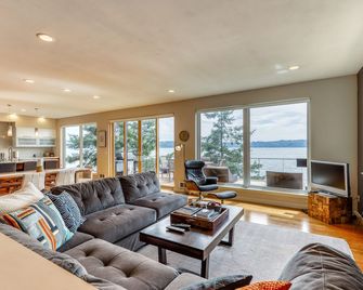 Family & dog-friendly waterfront home w/ free WiFi & a full kitchen - Brinnon - Pokój dzienny