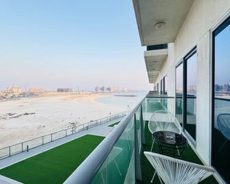 Raf F 213 - Madinat Zayed - Balcony