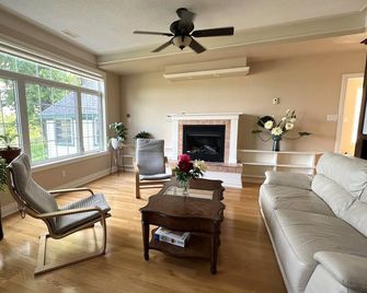 The Lotus – Home with the best view of Calabogie Lake - Calabogie - Salon