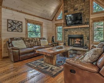 Spacious luxury cabin in private wooded setting 5 mins from downtown Blue Ridge - Blue Ridge - Sala de estar