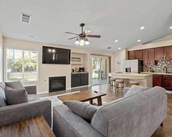 4bdrm 2bath Modern Getaway King Bed Sleeps 8 - Bakersfield - Obývací pokoj