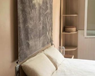 T2 Anglet near beach, port, garden not overlooked, 5 mins drive from the beach - Anglet - Schlafzimmer