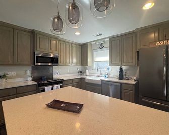 3/2 house w/ private boat launch, full lake view porch. Sleeps 8-10. Parking+ - Valley - Kitchen