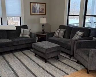 Wildflower Farmhouse - Eau Claire - Living room