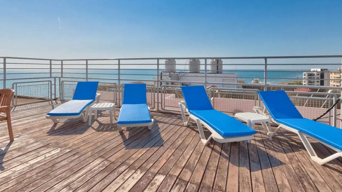 Mackenzie Beach Hotel & Apartments