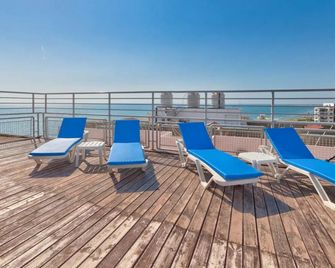 Mackenzie Beach Hotel & Apartments - لارنكا - شرفة