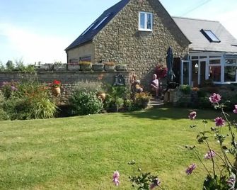 Avon Lodge - Chippenham - Outdoors view
