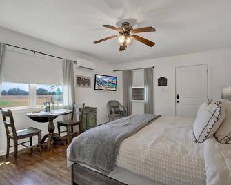 Cozy Casita! In Texas Famous 290 Winery Corridor! - Stonewall - Bedroom