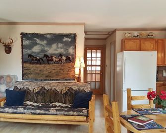 Bigfoot Trail Cabin-Private and cozy with Hot Tub--Dog Friendly - Florissant - Living room