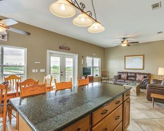 Family-Friendly Waterfront Oasis 7 Miles to Beach - Crawfordville - Comedor
