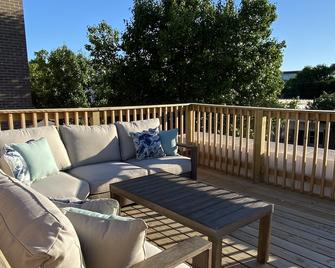 4 bed 2 bath unit on Campus Corner with rooftop deck - sleeps 12 - Stillwater - Balcony