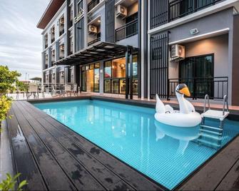Panorama Hotel - Buri Ram - Pool