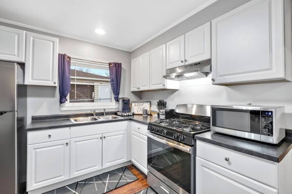 Charming 2-bedroom house in amazing Park Forest with WiFi, AC