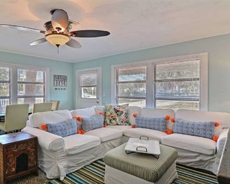 Fun Cute Comfortable Convenient - Starfish Cottage - At South Beach & Park - Vero Beach - Living room