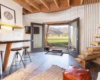 Clark Farm Silos - 5 Silo Mountain View Retreat - Kalispell - Living room
