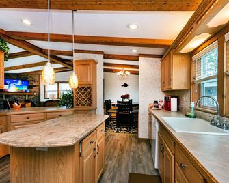 Lake House Waterfront Cabin Stunning views best home for bird watchers serenity - Galloway - Kitchen