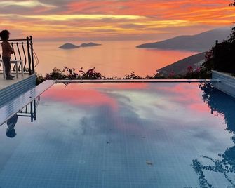 Luxurious Villa In Kalkan With Stunning Views-Poolheater Available-Good Parking - Kalkan - Pool