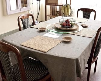 Backpackers Den right in the middle of city beautiful - Chandigarh! - Chandigarh - Dining room