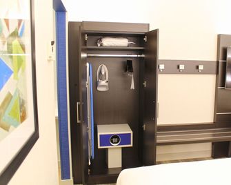 Holiday Inn Express & Suites St. Louis South - I-55 By IHG - Mehlville - Room amenity