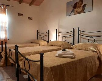 Typical stone house, close to the sea, 5 /6 person, enclosed garden, small pool - Montescudaio - Bedroom