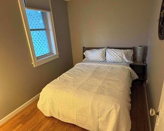 Perfectly Located Private Apartment - Burlington - Bedroom