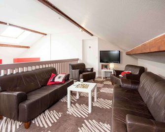 ibis Avallon - Magny - Living room