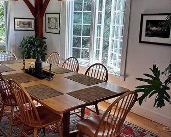 Shaker Bear Guest House- Sleeps 6: 1 King bed, 1 Queen & 2 twins, 2 Full bath's - New London - Dining room