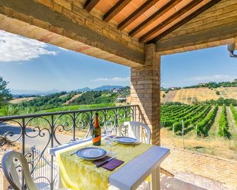 Stunning private villa for 4 guests with terrace and panoramic view - Castorano - Balcony