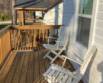 Patriotic Studio Stay Supports Our Veterans - High Point - Balkon