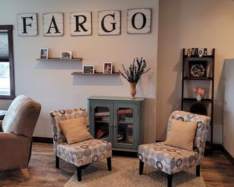 Penthouse in the heart of Downtown Fargo with private rooftop patio - Fargo - Living room