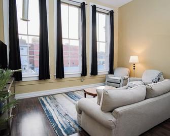 Downtown City Loft - Lafayette - Living room