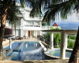 Hotel Minahasa - Manado - Pool
