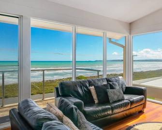 124 Surfers Pde - Byo Linen Beachfront - 굴와 - 거실