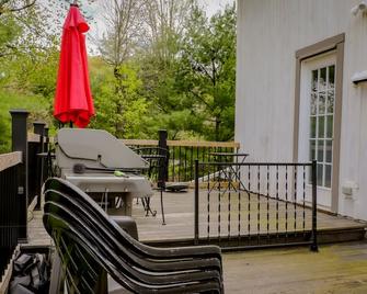 Restored Farm House in quaint Hudson Valley Town of Red Hook, Dutchess County - Red Hook - Balcón