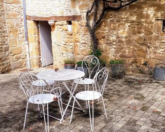 Maison en pierre au pied de La Vézère, pour 6 - Saint-Léon-sur-Vézère - Patio